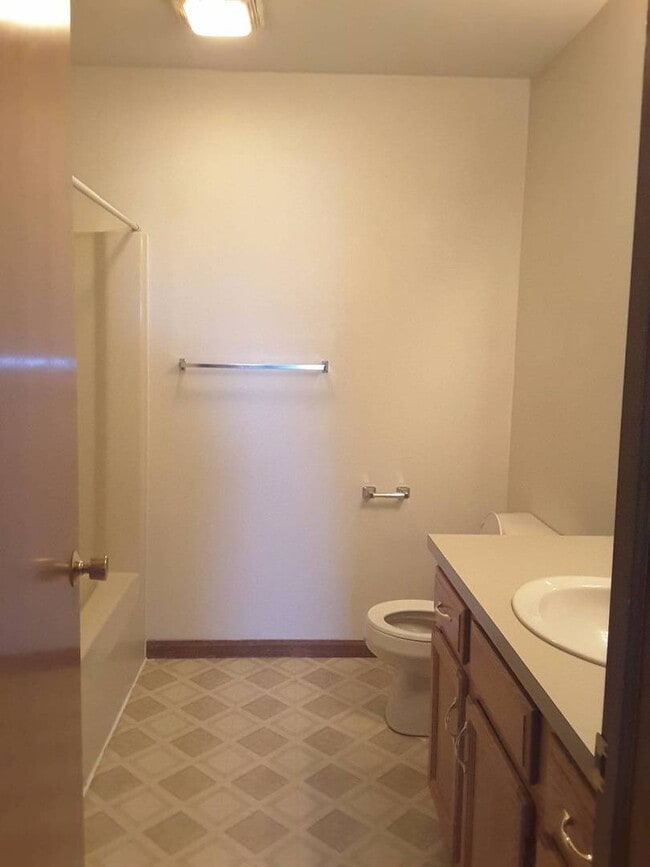 Building Photo - 213 Stonewall Ct