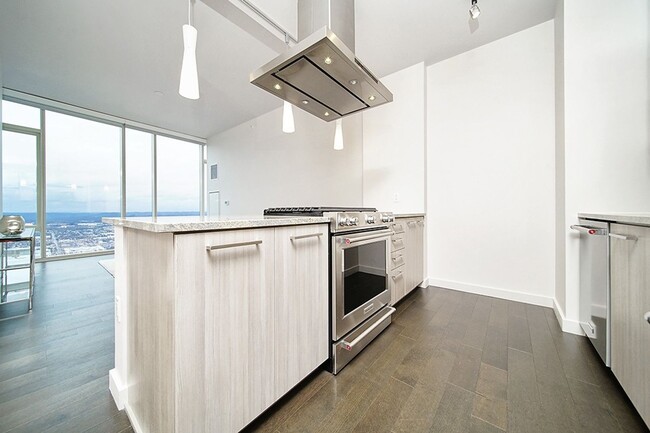 Building Photo - Stunning 505 Condo!