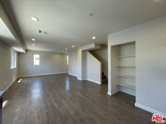 Building Photo - 5733 1/2 Fulcher Ave