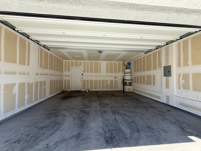 Building Photo - 3 BED 3 BATH 2 CAR GARAGE TOWNHOUSE W/ PRIVATE YARD, LOFT & BEDROOM DOWNSTAIRS IN GATED COMMUNITY...