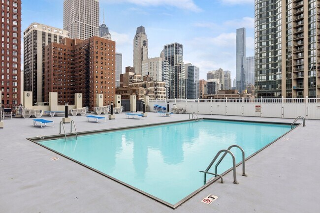 Building Photo - 1122 N Clark St