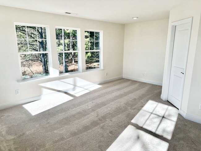 Building Photo - Bed 2.5 Bath End Unit Townhome In a Prime Location!!