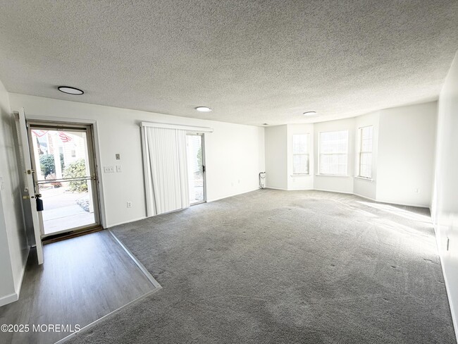 Building Photo - 33 Tulip Ln