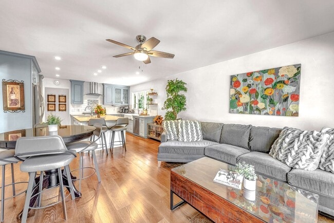 Building Photo - Perfect Location! 10-minute walk to the Oc...