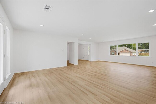Building Photo - 2020 Country Club Ave
