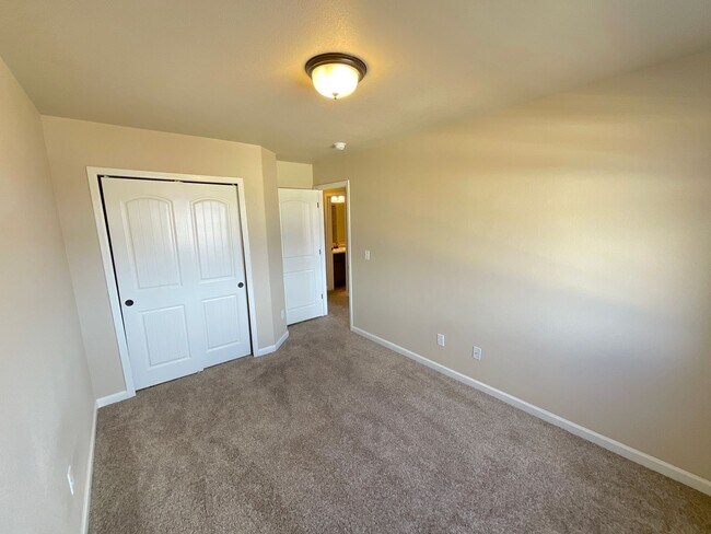 Building Photo - 3 Bedroom Townhome Available Near Dublin Blvd & Bridle Pass Dr!