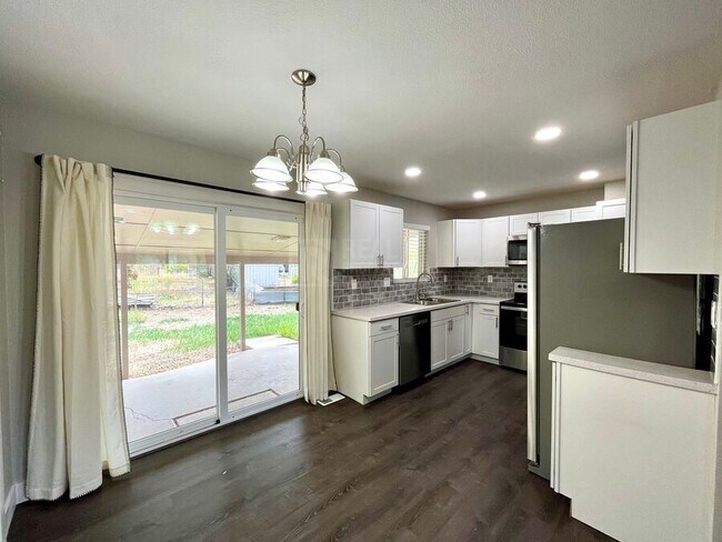 Building Photo - 2123 Fernwood Dr