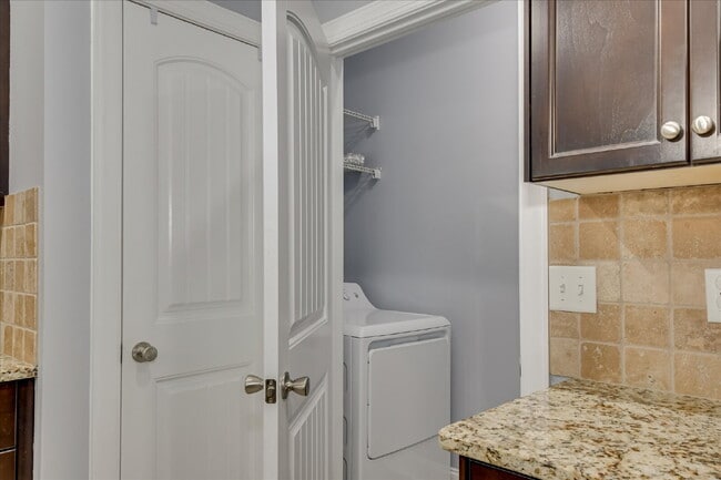 Building Photo - 665 Dunrobin Ln