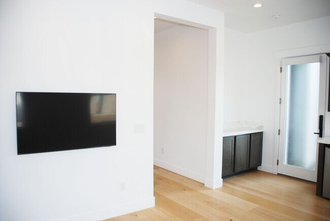 Building Photo - Beautiful Toll Brothers 3BR, 3Bath, 2Car Home in South Reno