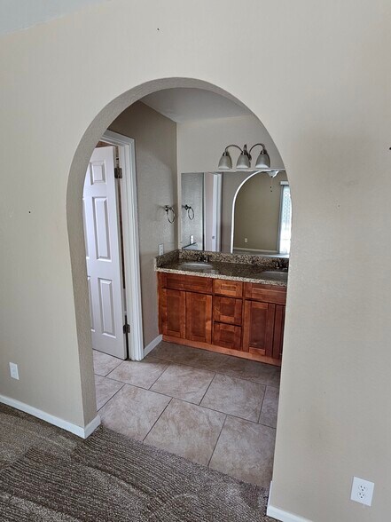 Building Photo - 4945 E Fox St