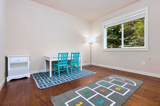 Building Photo - GORGEOUS 5 Bedroom Home in Sammamish