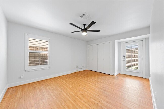 Building Photo - 419 W 26th St