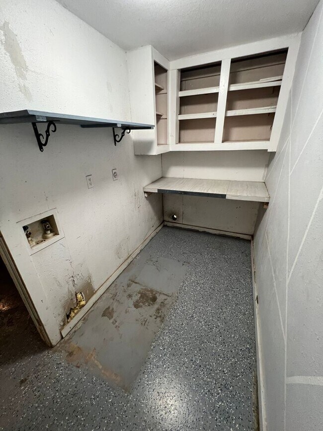 Building Photo - Pre Leasing for Fall 2026!!