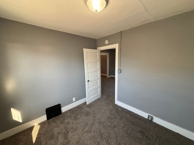 Building Photo - Updated 2-Bedroom Home on the West End of Council Bluffs