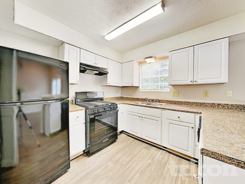 Building Photo - 1305 Old Countryside Cir