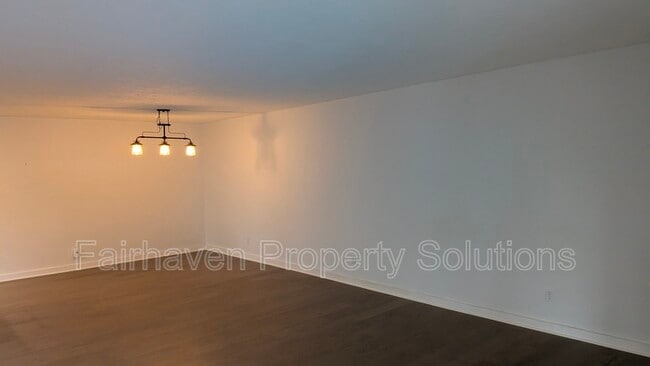Building Photo - 500 River St