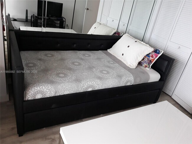 Building Photo - 2555 Collins Ave