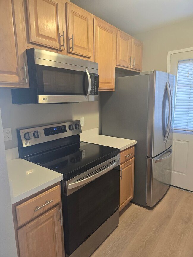 Building Photo - Beautifully Updated #4 Condo