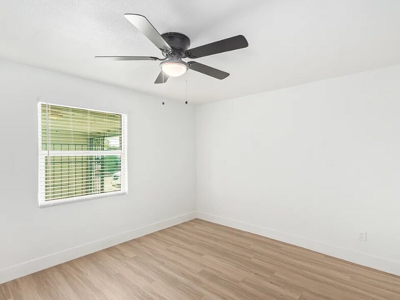 Building Photo - 498 N Arizona Ave