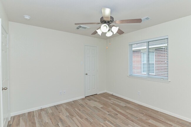 Building Photo - 4022 Mt Everest Way