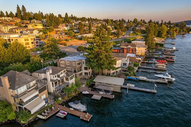 Building Photo - 3711 Lake Washington Blvd N