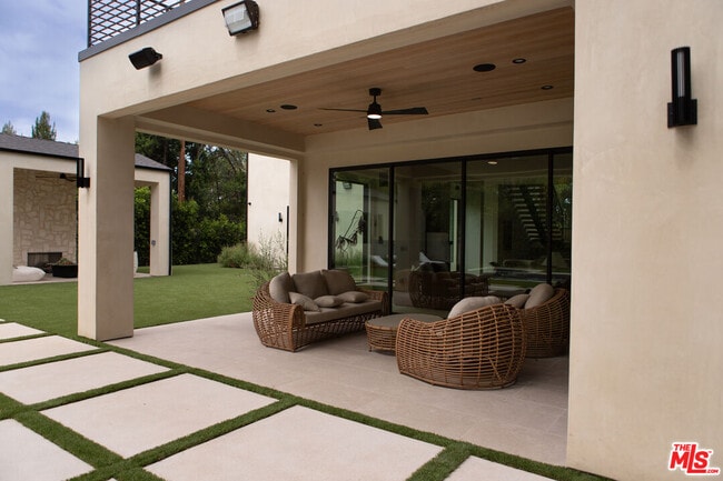 Building Photo - 5064 Encino Ave