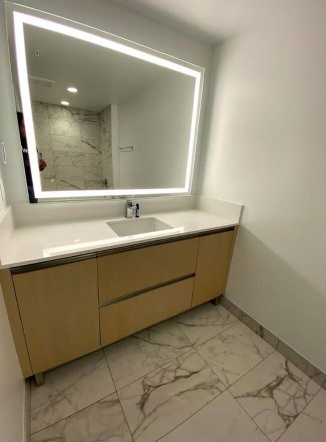 Building Photo - Downtown Seattle Modern Studio