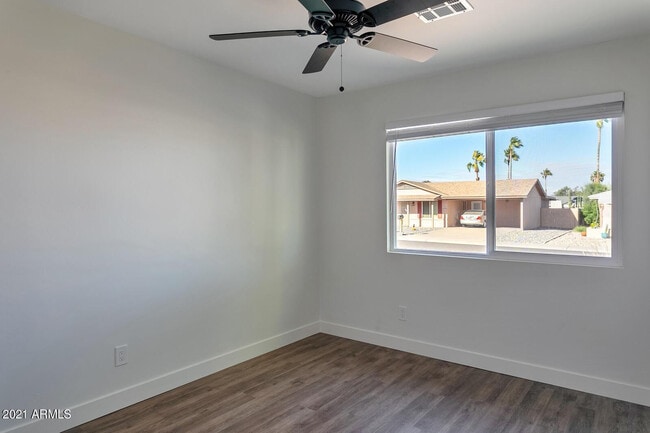 Building Photo - 2333 E Paradise Dr