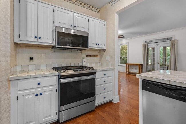 Building Photo - HISTORIC DOWNTOWN  3 bedroom 2.5 bath home