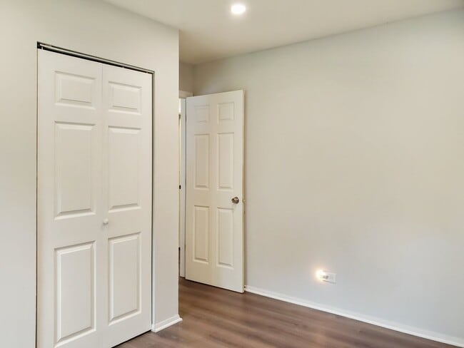 Building Photo - 720 Country Ln S