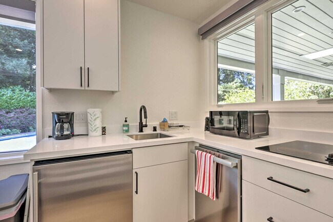 Building Photo - 155 E Creek Dr