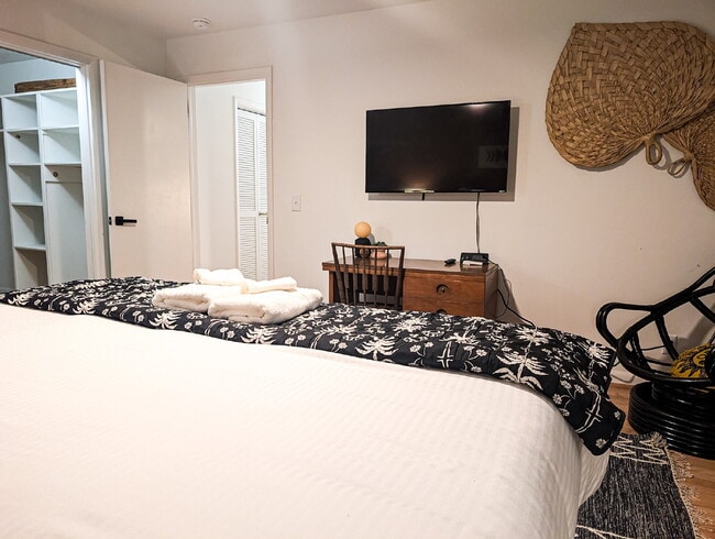 Building Photo - Fully Furnished 2BR/2BA Near USC – Pre-Leasing for January 2027