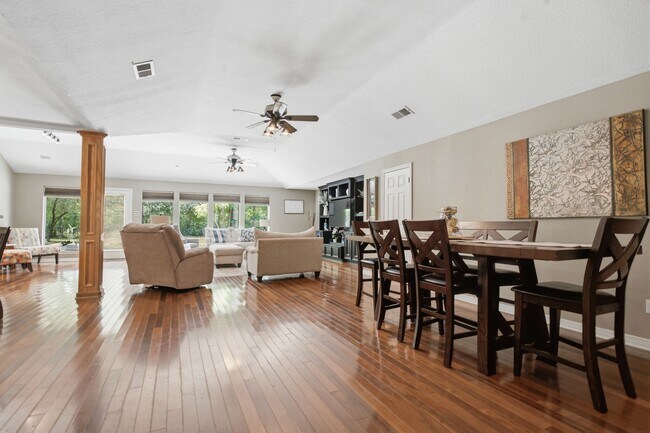 Building Photo - 223 Pin Oak Ln