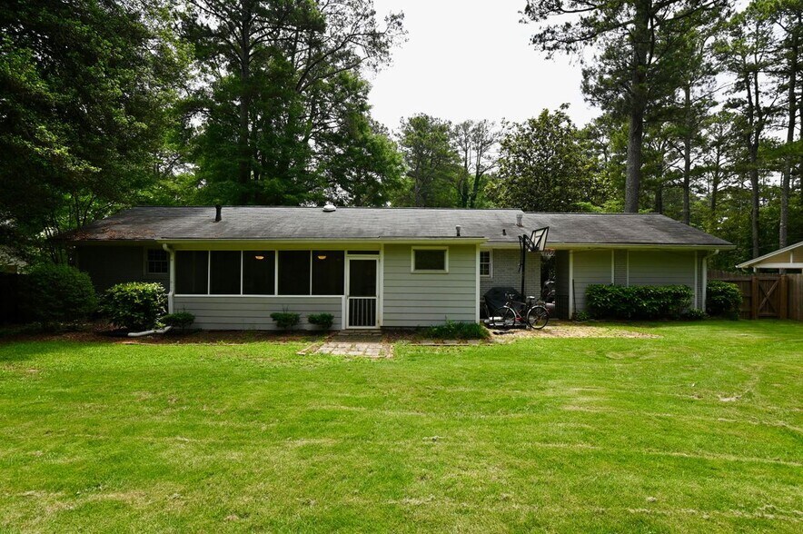Building Photo - 2260 Pinecliff Dr NE