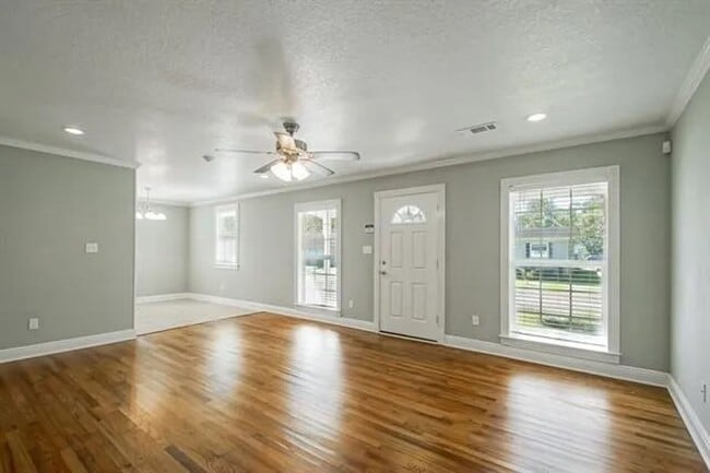 Building Photo - Cottage Core Vibes
