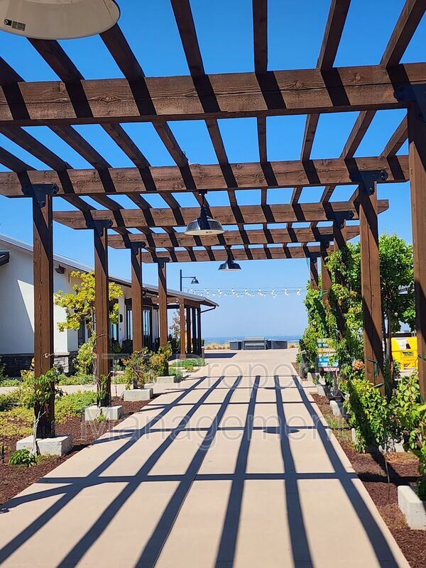 Building Photo - 3349 Hedgerow Ct