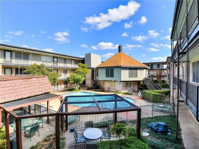 Building Photo - 2425 Ashdale Dr