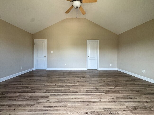 Building Photo - Gorgeous 4 Bed 2.5 Bath Home in West Gate