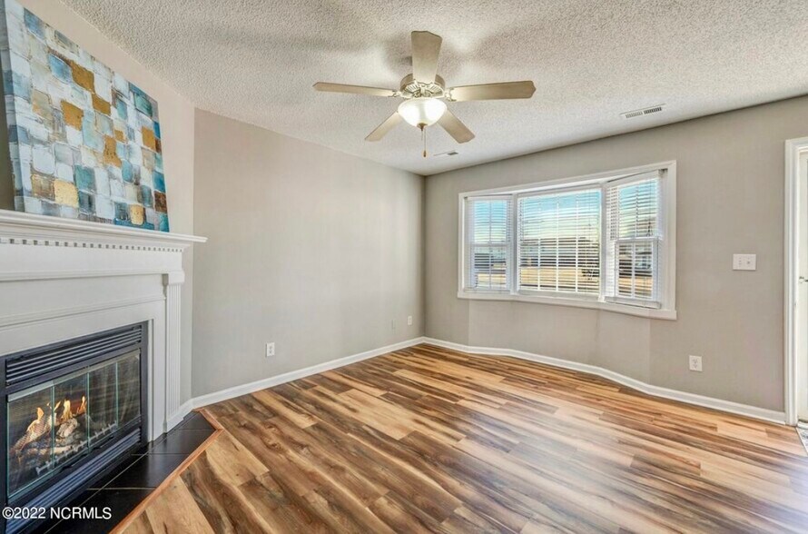 Building Photo - 2355 Vineyard Dr