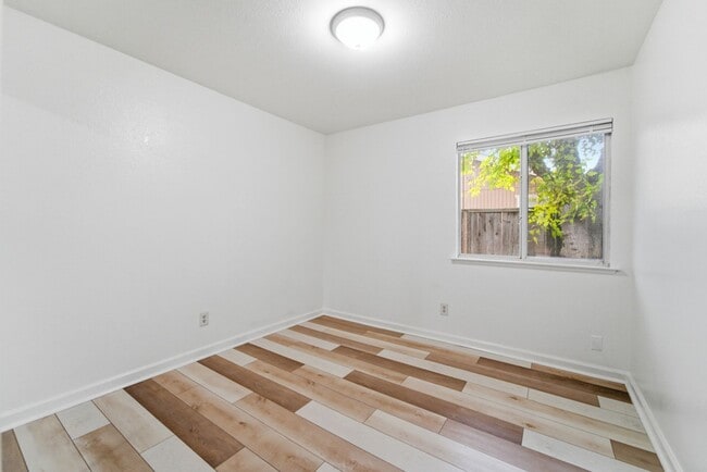 Building Photo - Olivehurst Living: 4 Beds, 2 Baths with Easy Commuting
