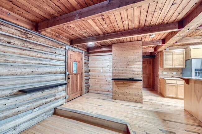 Building Photo - Stunning 3-Bedroom Log Cabin Home in Carnation!!