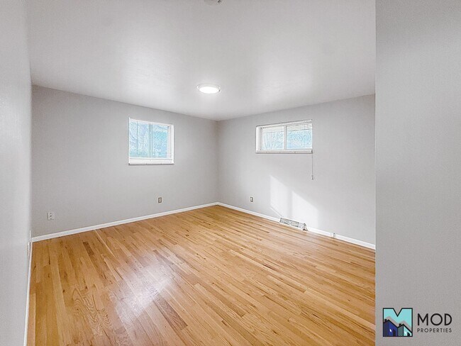 Building Photo - $0 DEPOSIT OPTION. CHARMING BRICK RANCH WITH FINISHED BASEMENT ON LARGE CORNER LOT NEAR DOWNTOWN ...