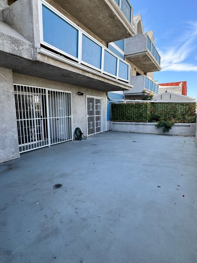 Building Photo - 1200 Gaviota Ave