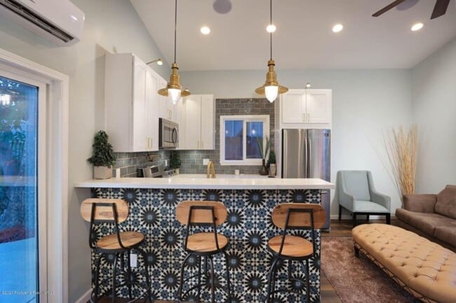 Building Photo - Private 1 Bed 1 Bath Back House with Yard ...