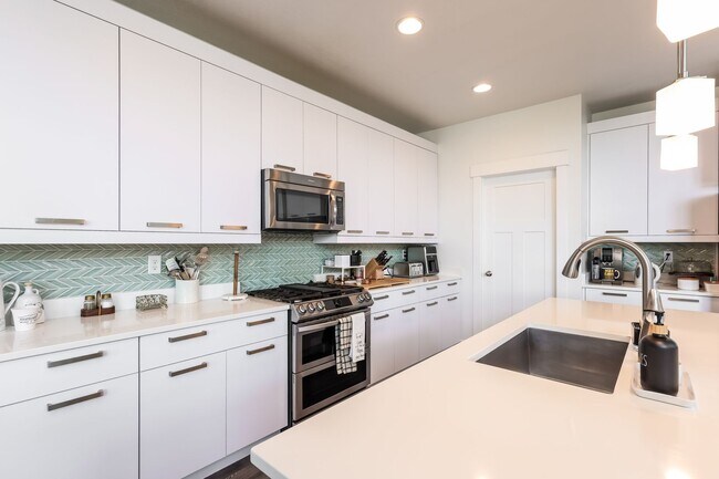 Building Photo - 5 Bedroom/4 Bathroom House in Lehi