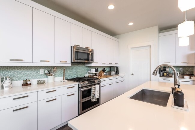 Building Photo - 5 Bedroom/4 Bathroom Lehi