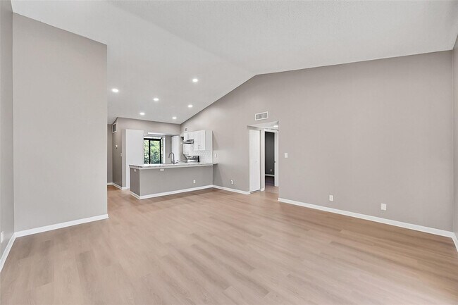 Building Photo - 719 Gardens Dr