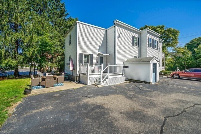 Building Photo - 453 Pond St
