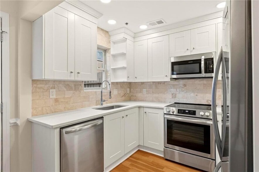 Building Photo - 245 Winding River Dr