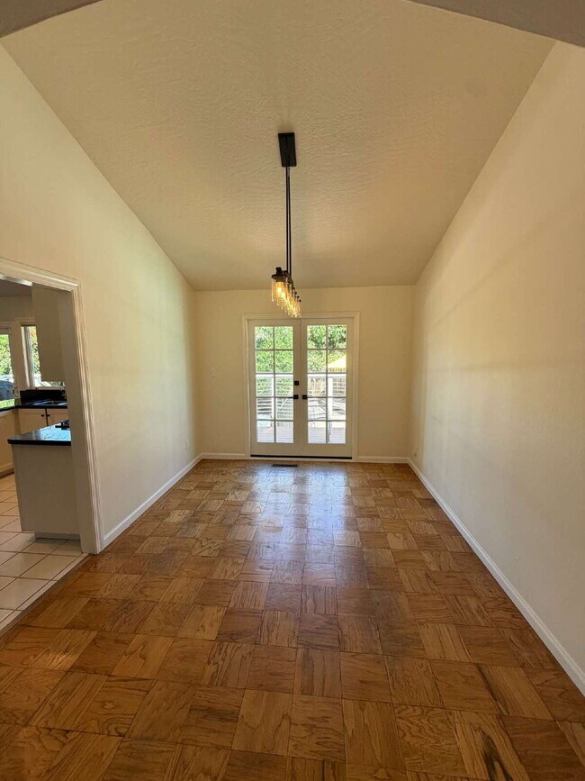 Building Photo - "Charming Walnut Creek Retreat: Spacious 4-Bedroom Home with Elegant Granite Kitchen, Cozy Firepl...